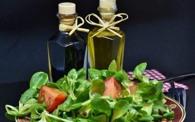 Un diario alimentare e non limitarsi troppo, i trucchi per cambiare le abitudini a tavola 1